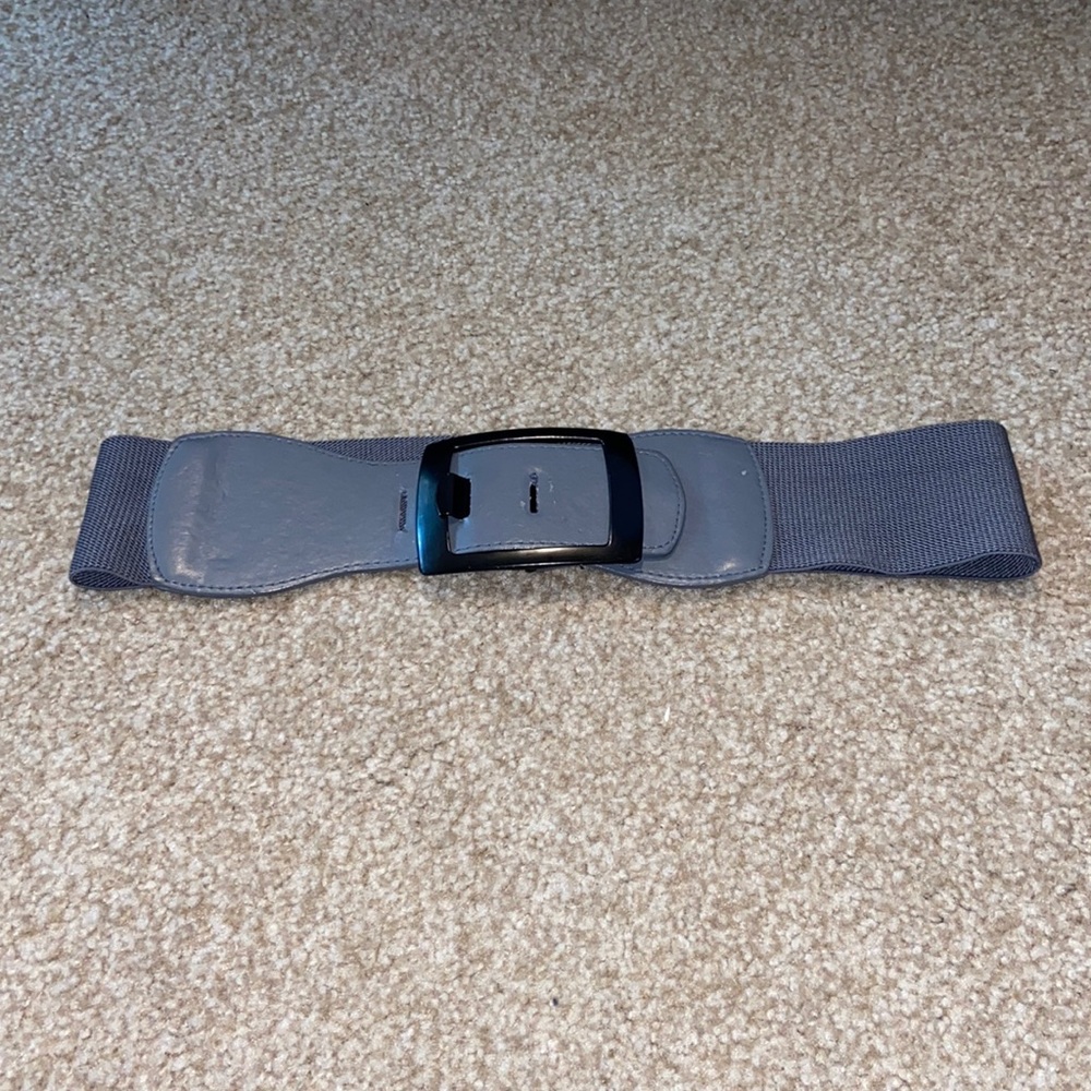 Chunky gray waist belt!